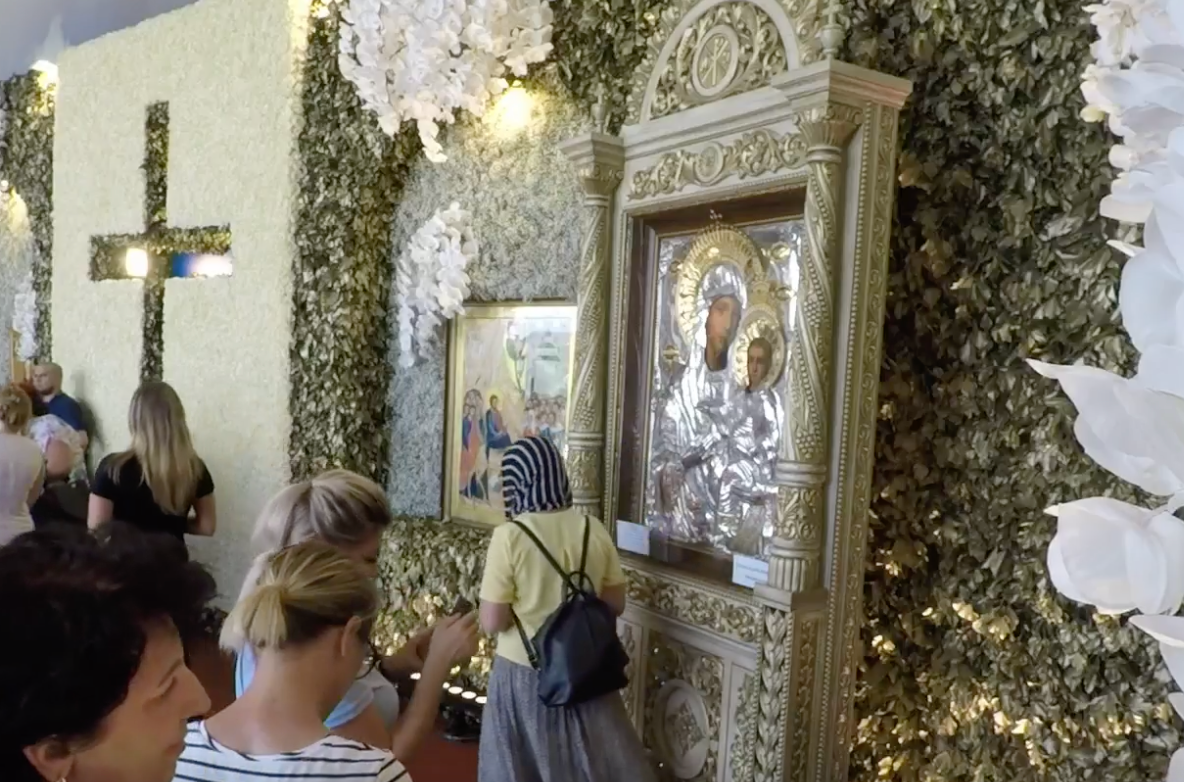 Pelerinaj la Voluntari. Sute de credincioși înfruntă canicula pentru a atinge Brâul Maicii Domnului