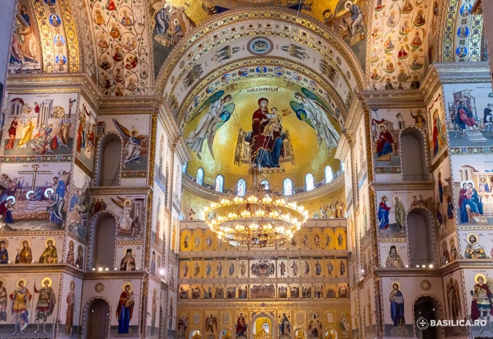 MII DE OAMENI AȘTEAPTĂ ORE ÎNTREGI PENTRU A VIZITA CATEDRALA NAȚIONALĂ DIN CAPITALĂ